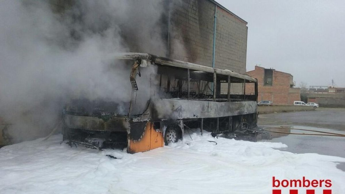 L'autocar, totalment calcinat.