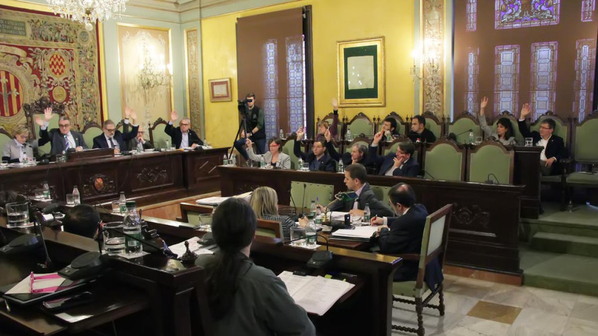 PSC, C’s i PP van votar a favor de posar a la venda parcel·les a Torres Salses.