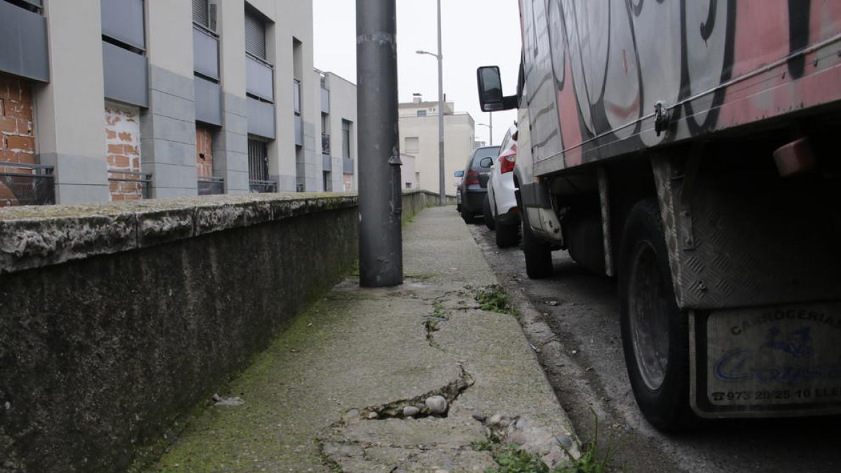 Part de la vorera del carrer Monterrey, que serà renovada i eixamplada.