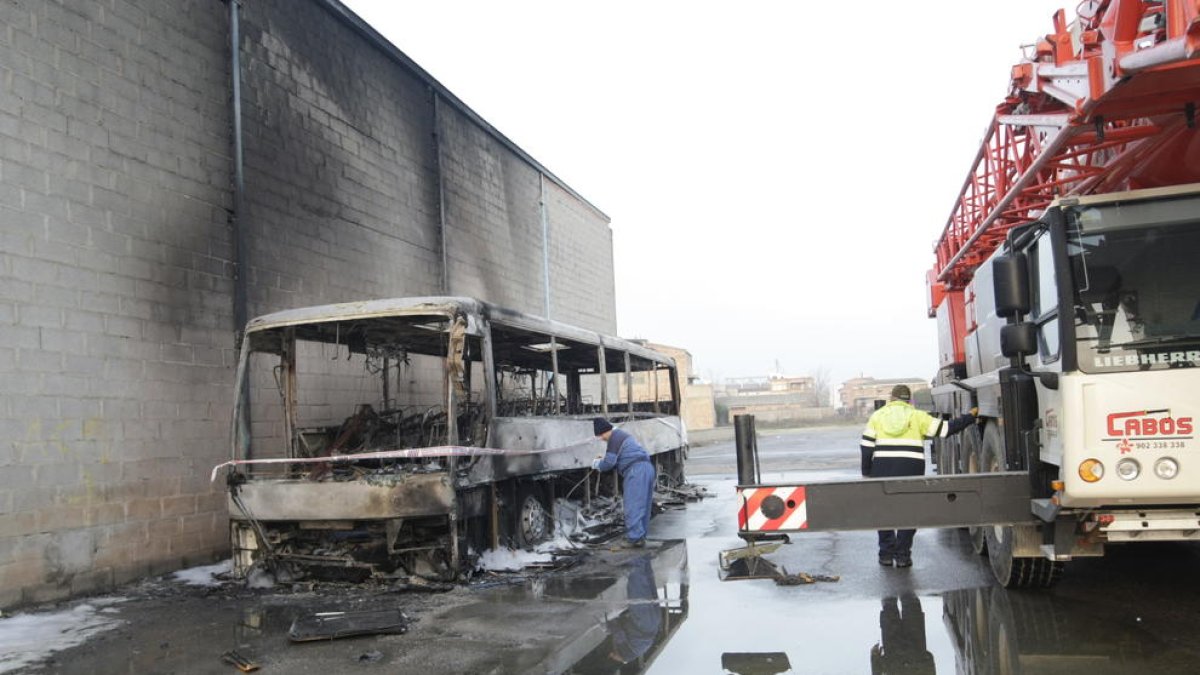 Vista de l’estat en el qual va quedar l’autocar calcinat per les flames ahir a Torres de Segre.