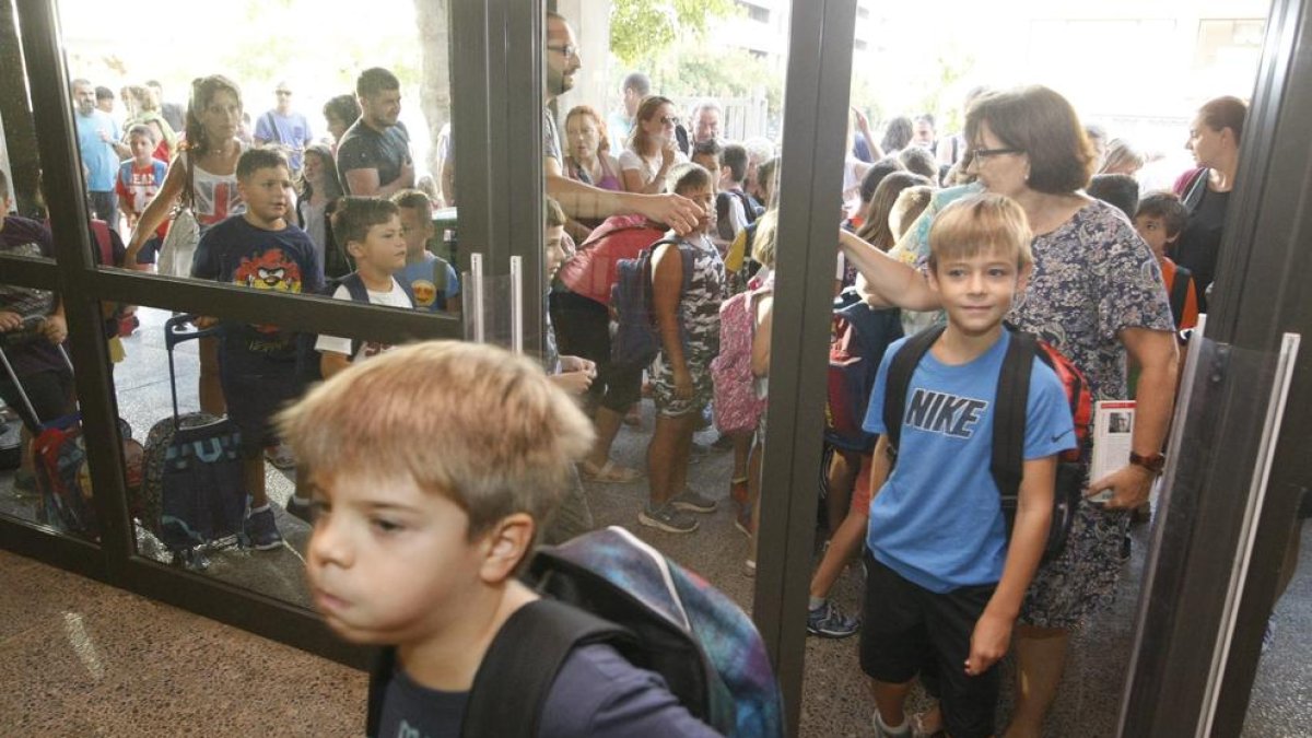 Alumnos entrando en el colegio el primer día de clase de este curso.