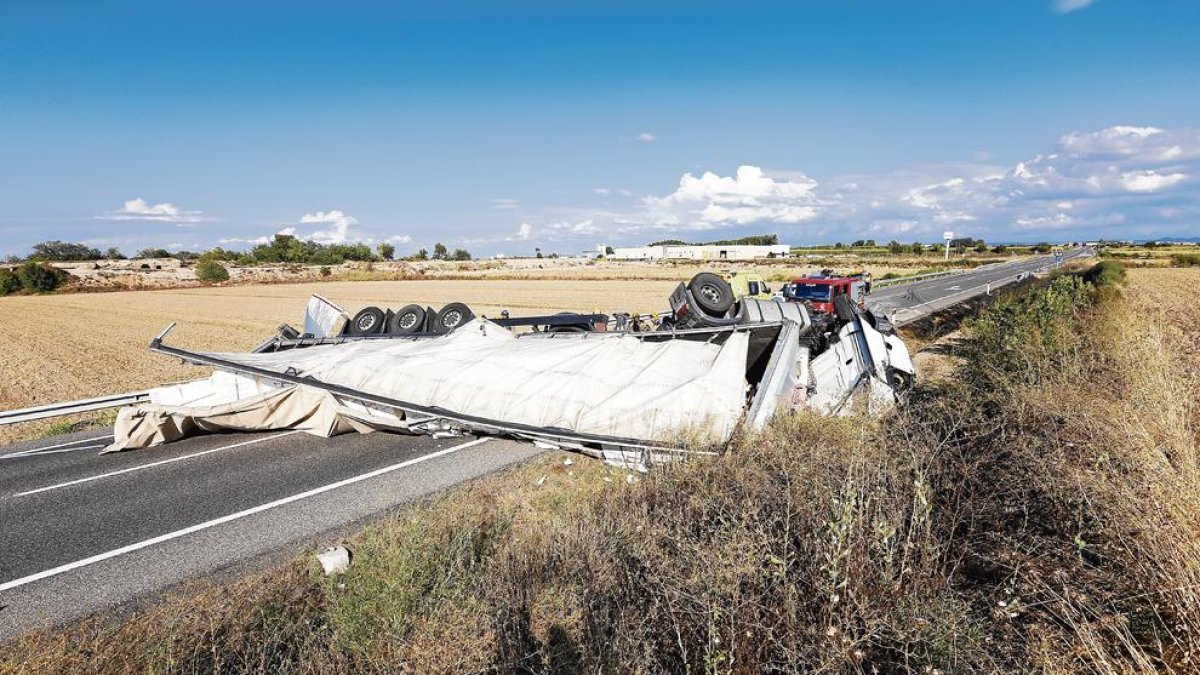El camión volcó sobre la carretera N-240 a su paso por Juneda y cortó la carretera durante horas. 