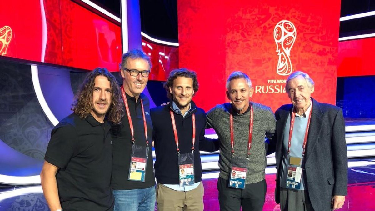 Carles Puyol, Laurent Blanc, Diego Forlán, Gary Lineker i Gordon Banks, durant l’assaig del sorteig.