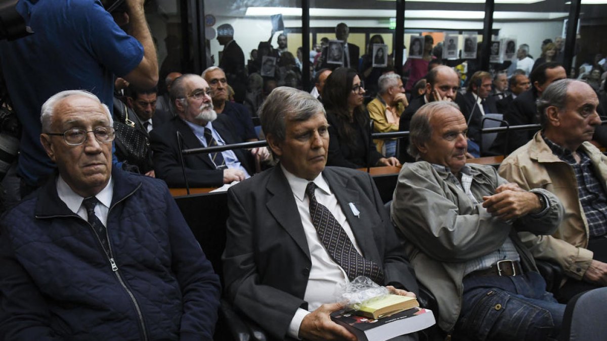 Els exmilitars Jorge Eduardo Acosta (esquerra) i Alfredo Astiz, dos dels acusats, assisteixen a la lectura del veredicte.