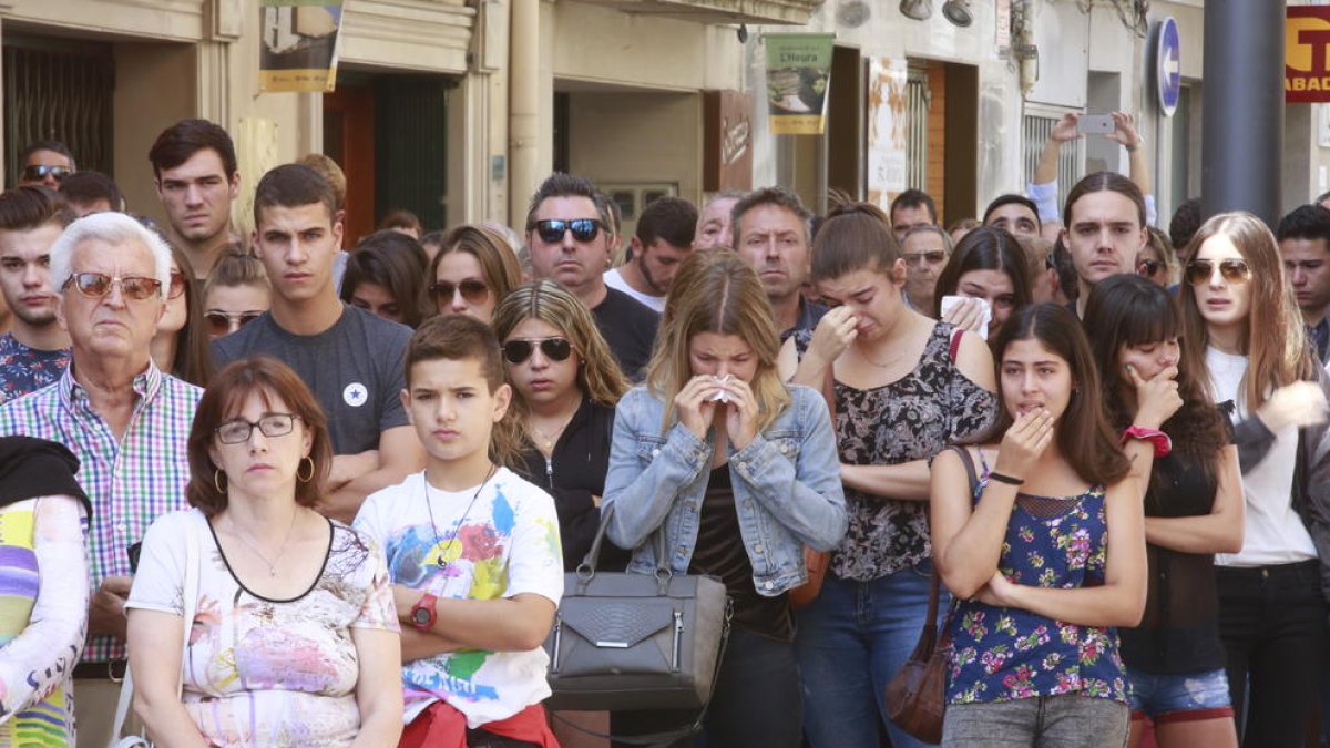 Vecinos, familiares y amigos del joven fallecido se concentraron ayer delante del ayuntamiento de Les Borges Blanques. 