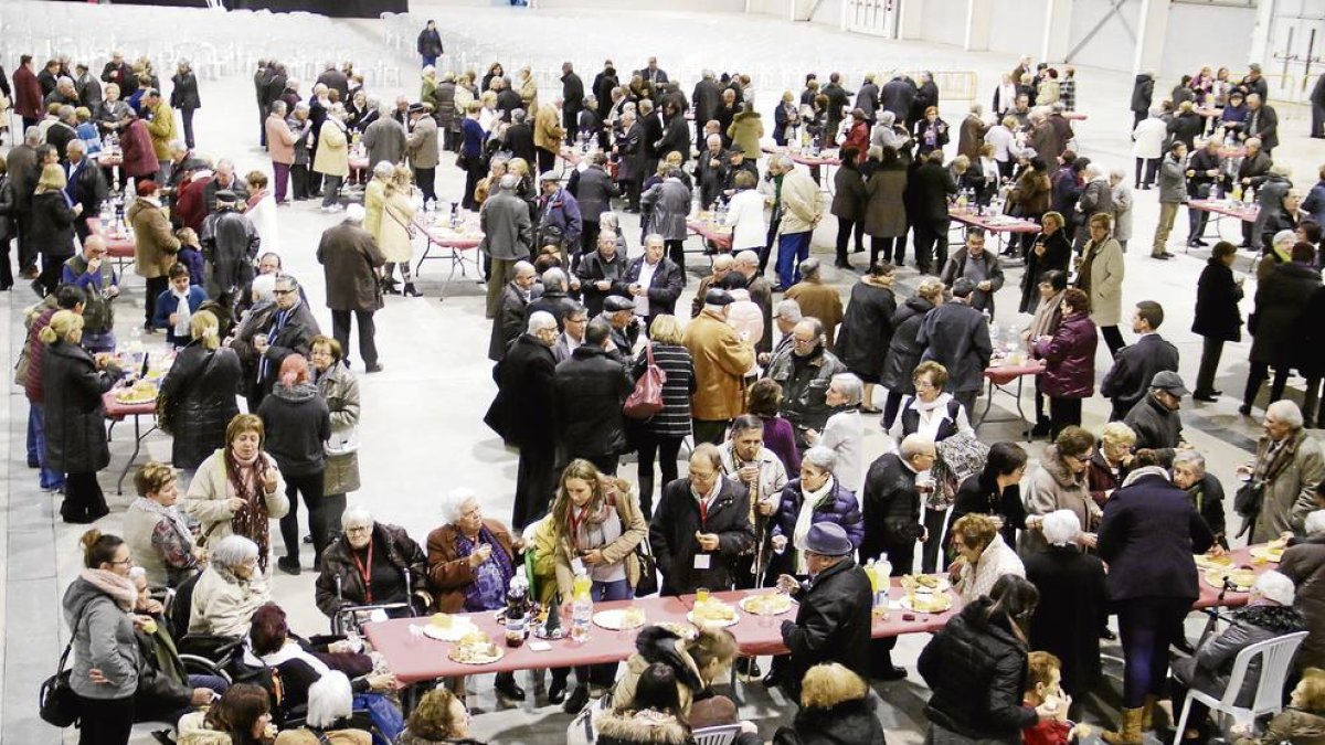 Imagen de la tradicional turronada que organiza la Paeria para los mayores de la ciudad de Lleida.