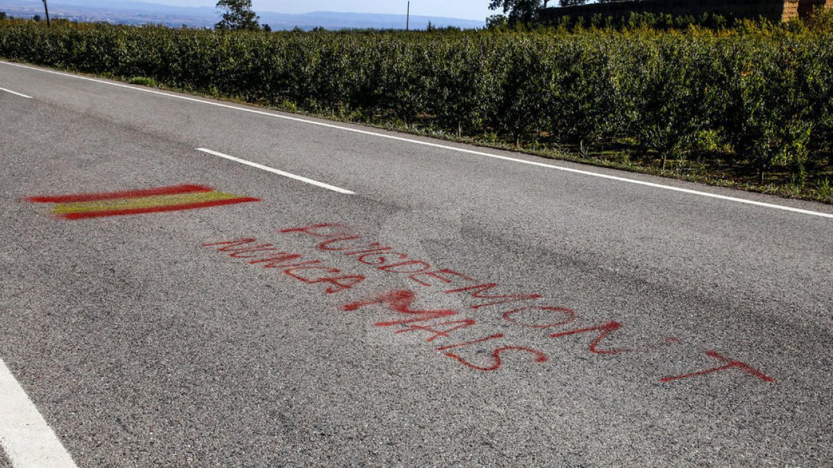 La pintada contra Puigdemont en la carretera de Vallmanya.