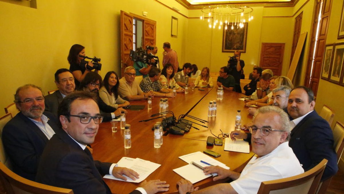 Reunión del conseller Rull, con alcaldes y representantes políticos de Lleida, ayer en Les Borges.