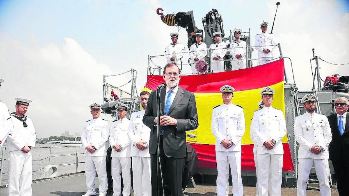 Rajoy visitó ayer un buque de la Armada en Guinea.