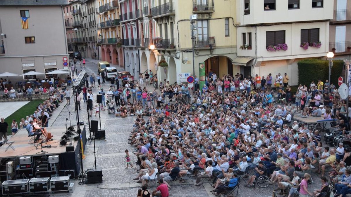 La plaça dels Oms de la Seu d’Urgell es va omplir ahir de públic per escoltar el ‘Gran concert Catalunya’.