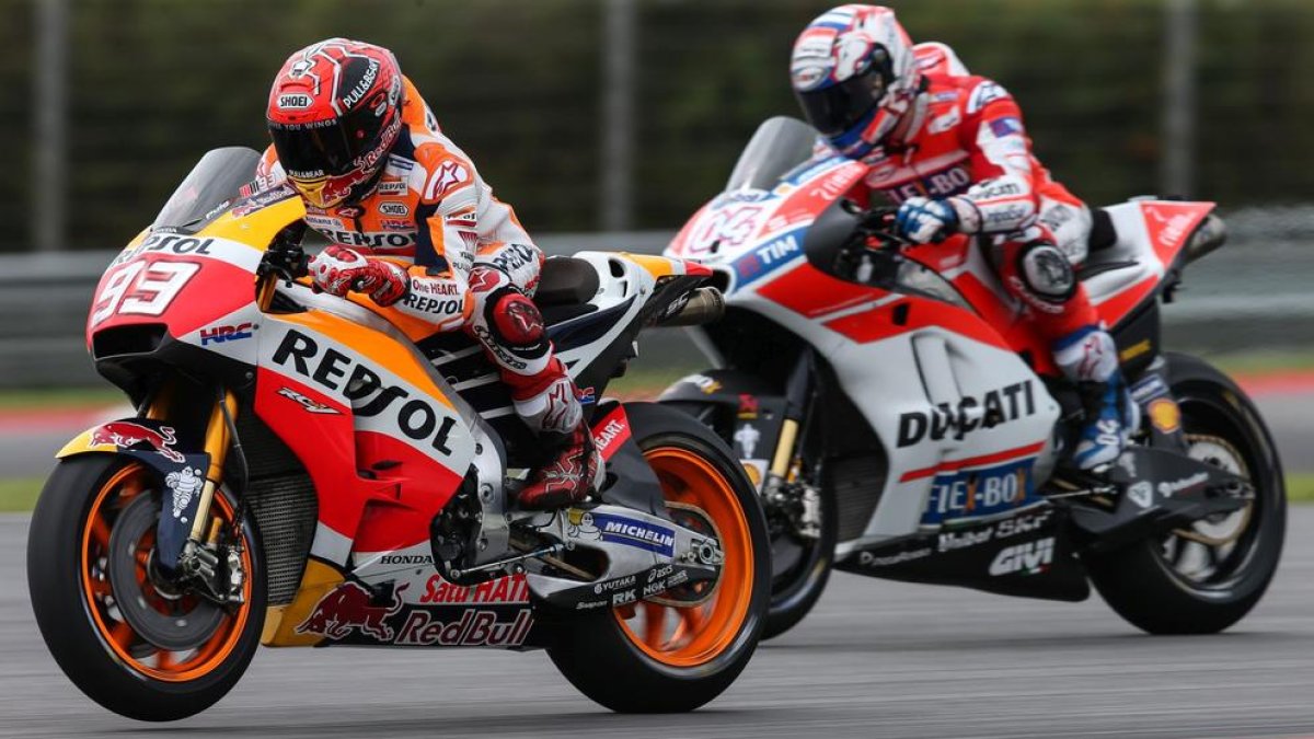 Marc Màrquez, al costat de l’italià Andrea Dovizioso, ahir durant la segona jornada a Sepang.