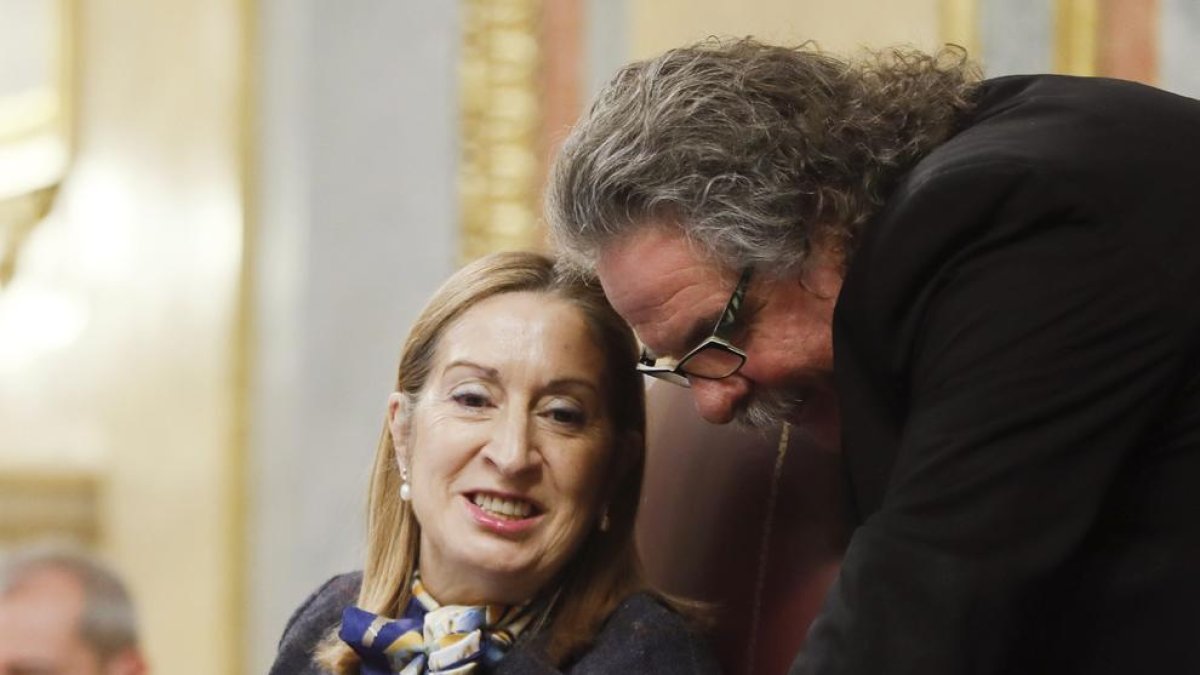 La presidenta del Congrés, Ana Pastor, conversa amb Joan Tardà, diputat d’ERC.