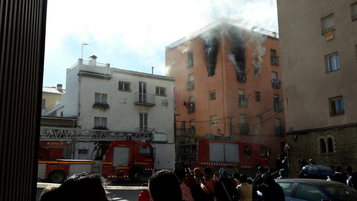 Incendio en un bloque de viviendas en Agramunt en febrero. 