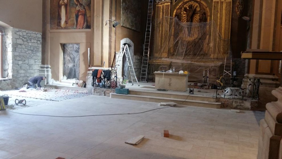 Las obras para instalar el nuevo pavimento en la iglesia. 