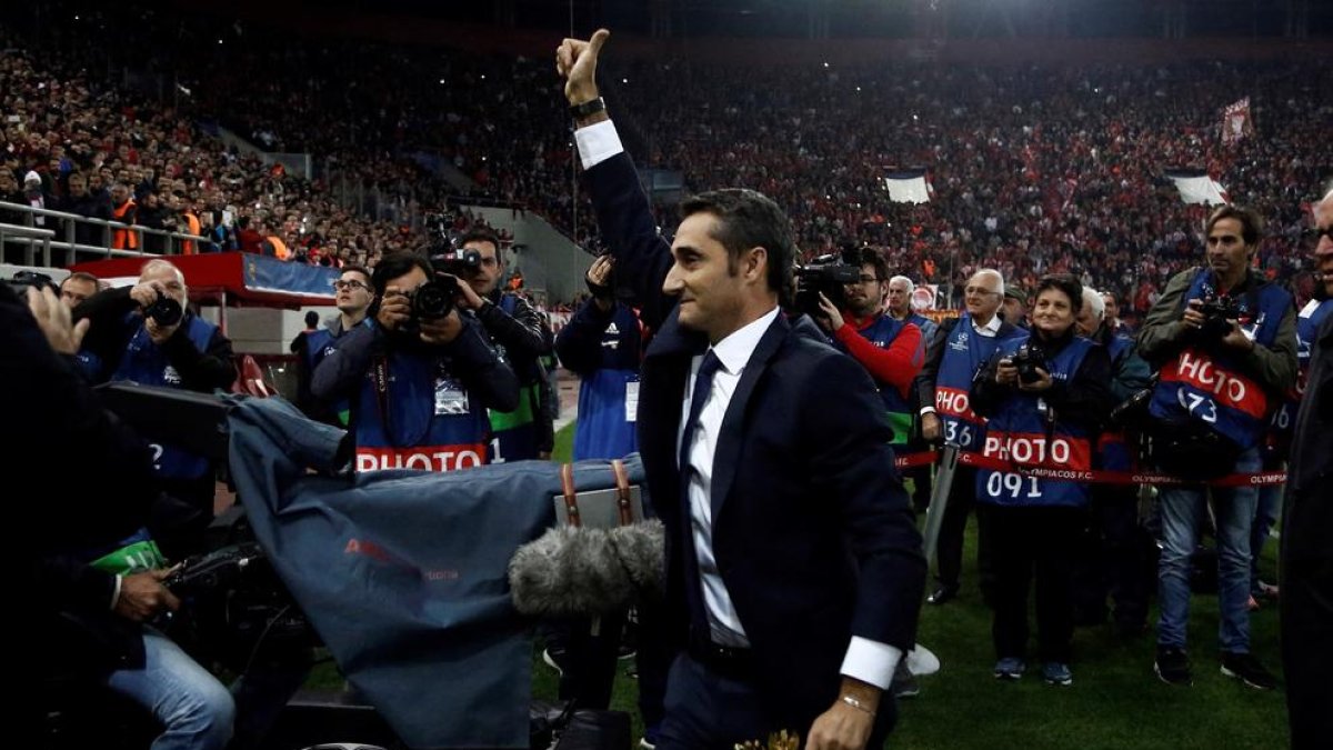 Ernesto Valverde va rebre un homenatge per part de l’Olympiacos a causa del seu passat al club grec.