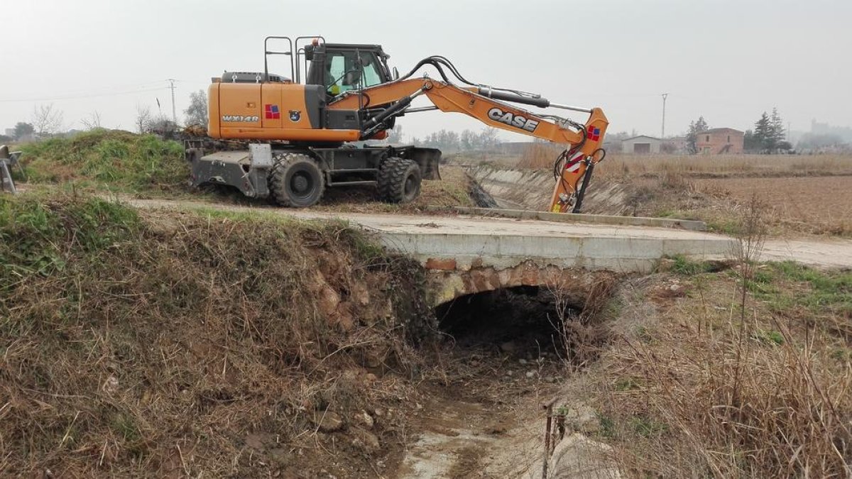 Los trabajos que se llevan a cabo en la acequia del Molí del Comte.