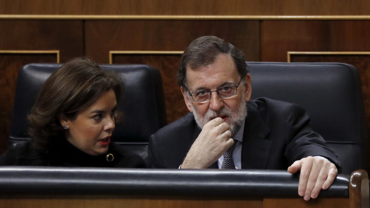 El president del Govern, Mariano Rajoy, i la vicepresidenta, Soraya Saénz de Santamaría, conversen en els seus escons poc davant de de l'inici de la sessió de control al Govern.