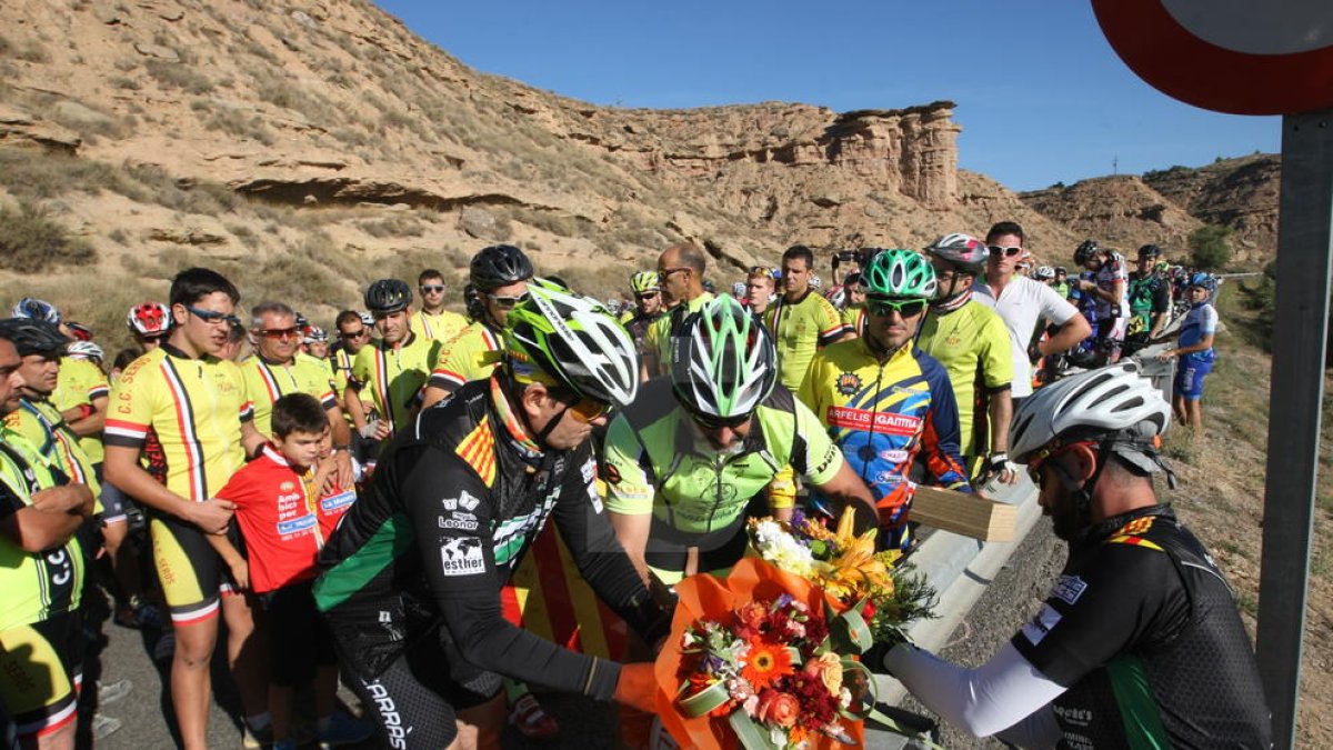 Un acte d'homenatge pels dos ciclistes de Seròs morts en ser envestits per un conductor begut.