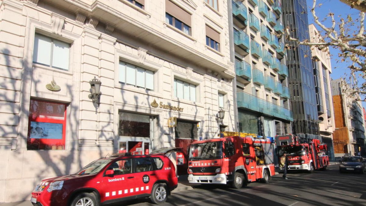 Efectivos de los Bomberos, ayer en Francesc Macià. 