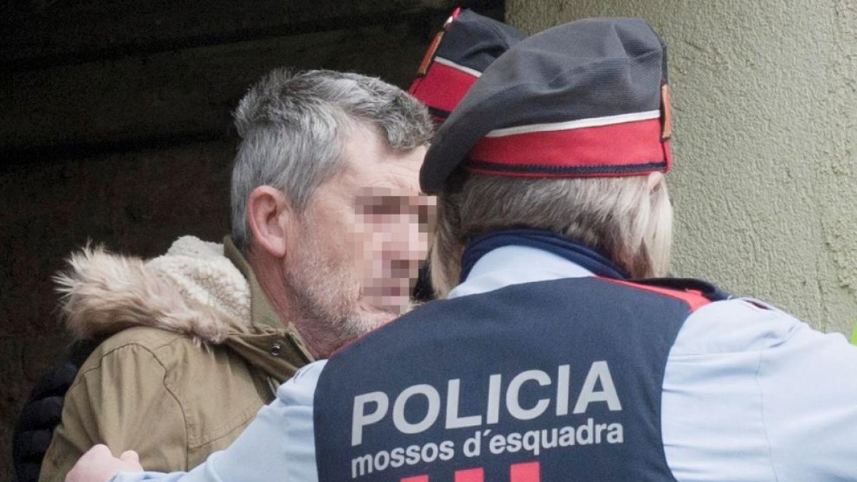 El presumpte autor del doble homicidi de Susqueda, Jordi Magentí, acompanyat dels mossos d'esquadra en el moment d'accedir a una casa d'Anglès.