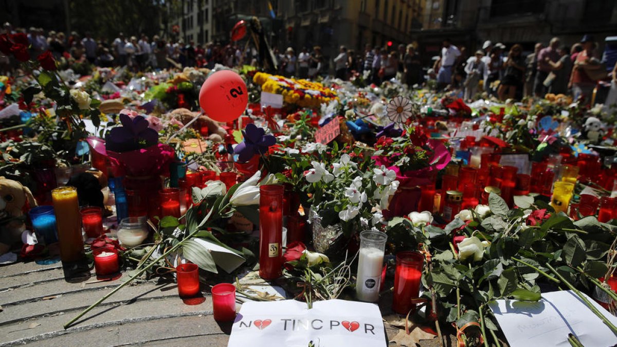 Homenatges i ofrenes florals en honor a les víctimes dels atemptats de Barcelona i Cambrils.