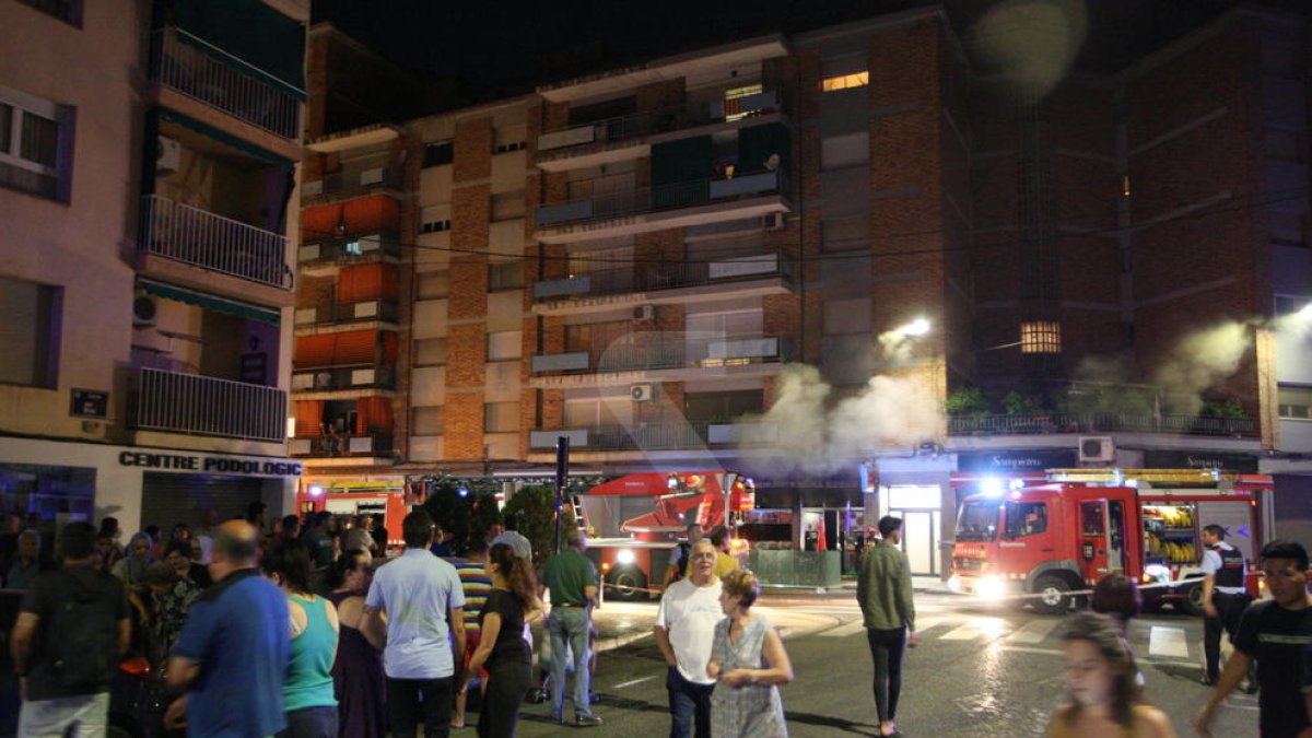 Veïns de Cappont, ahir a la nit a la zona de l'incendi.