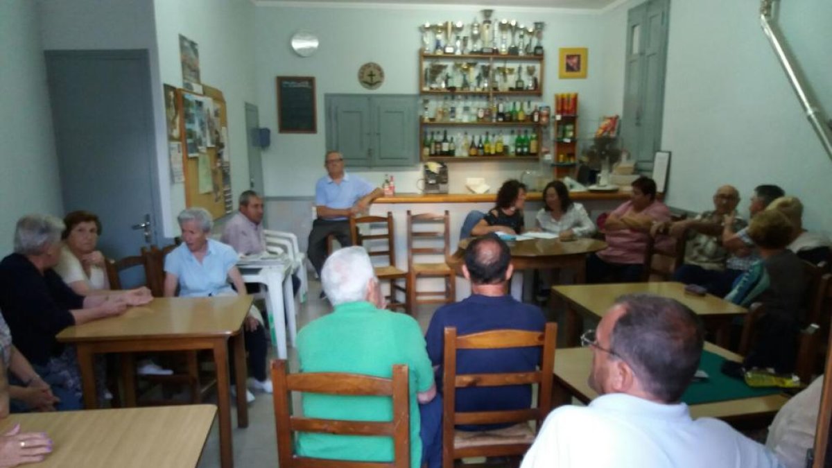 Imatge de la trobada de l’alcaldessa, Lídia Ber, amb els veïns.