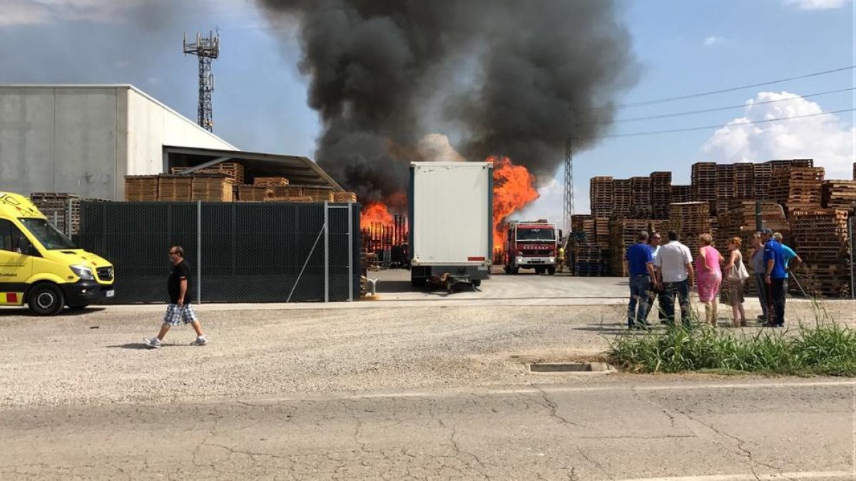 Ocho dotaciones de los Bomberos trabajaron en la extinción.