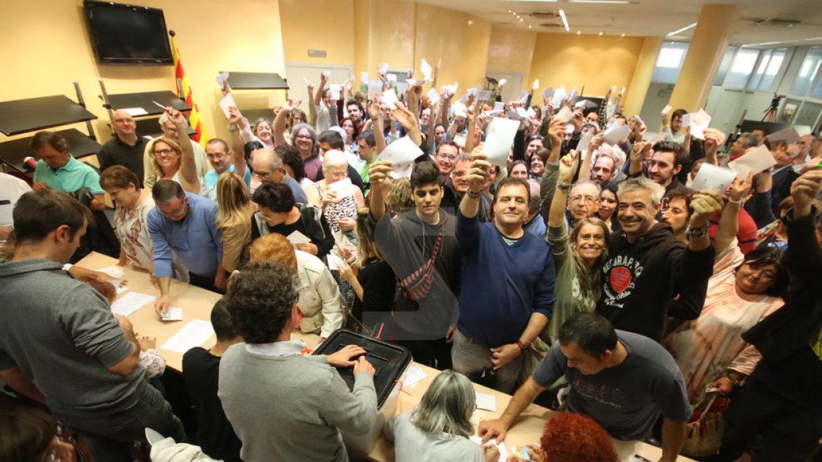 Gent votant en un punt de votació de Lleida ciutat.