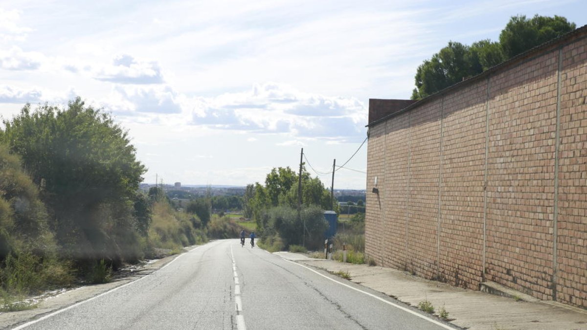 Vista del Camí de Lleida de Alcoletge donde se produjo ayer el incendio. 