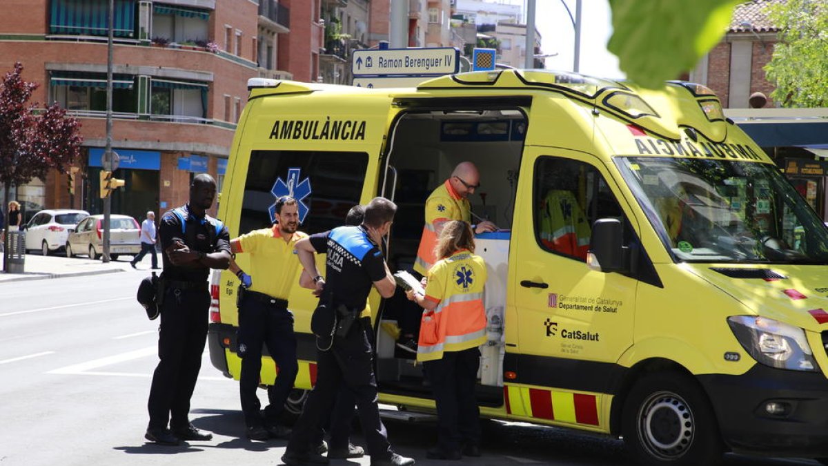 Los equipos de emergencias, ayer durante el incendio declarado en Príncep de Viana.