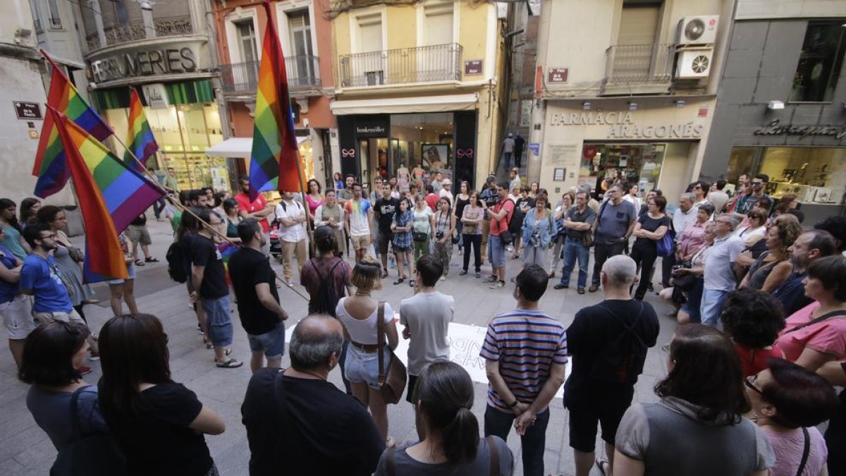 Imagen de archivo de una protesta contra la homofobia convocada por entidades leridanas. 
