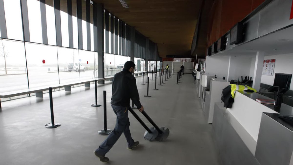 La terminal de l’aeroport buida en una altra jornada de boira intensa que va obligar a desviar vols.