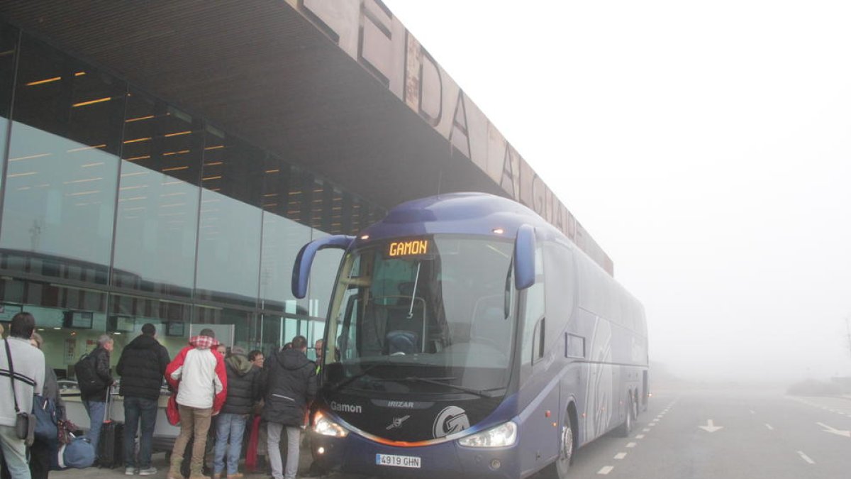 Els viatgers del vol a Palma, traslladats en busos a l’aeroport de Barcelona.