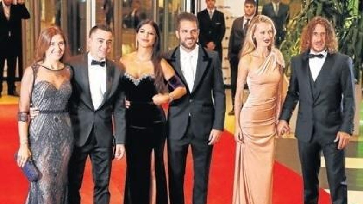 Xavi, Cesc i Puyol, amb les parelles Núria Cunillera, Daniella Semaan i Vanesa Lorenzo, abans de la boda.