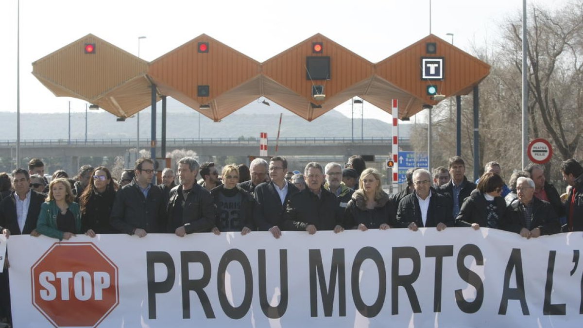 Els manifestants davant del peatge de l’autopista per exigir que s’alliberi el trànsit per aquesta via.