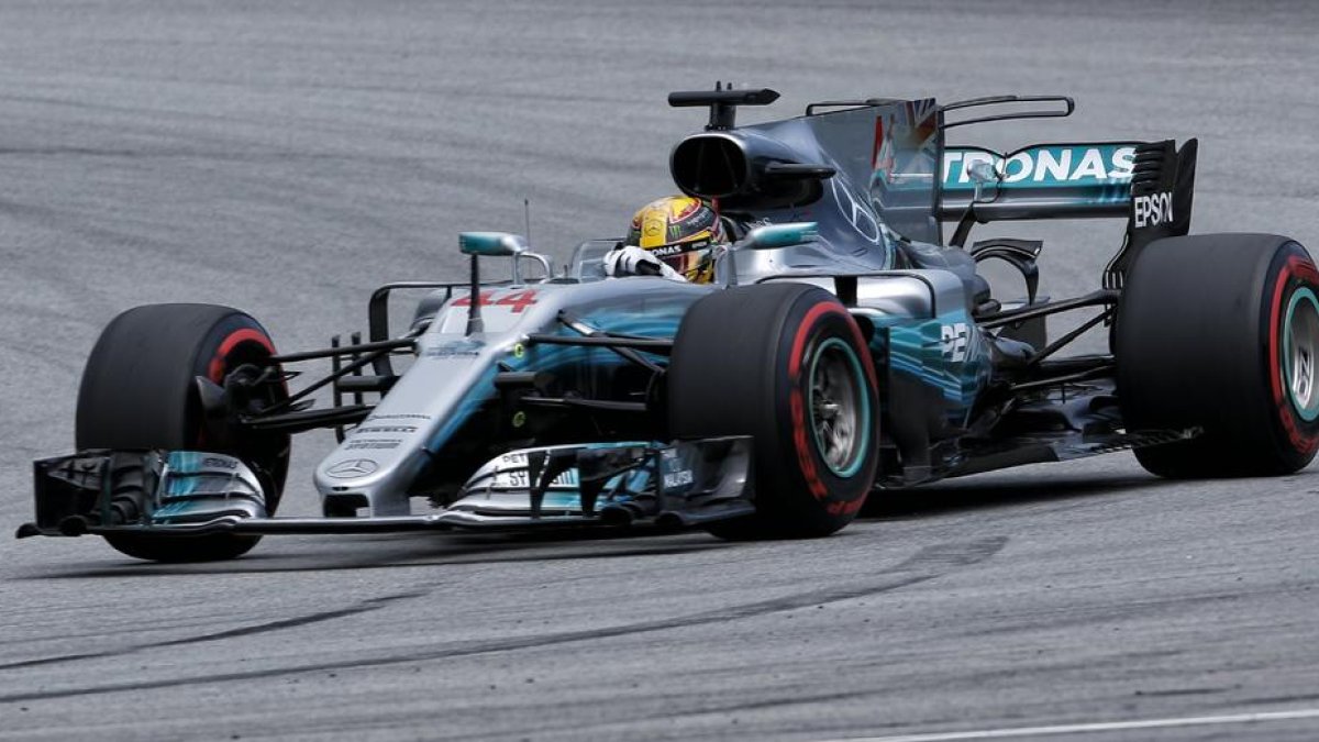 Lewis Hamilton durante la sesión de calificación del Gran Premio de Malasia.