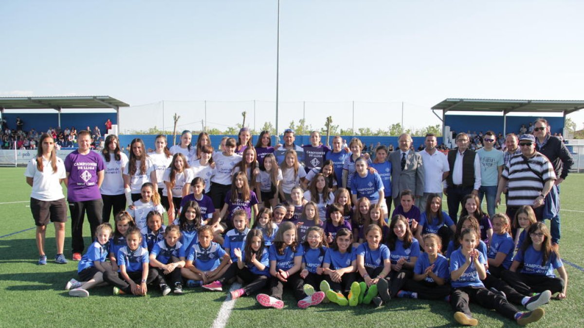 Foto de família de l'homenatge de l'AEM de Lleida als seus equips femenins.