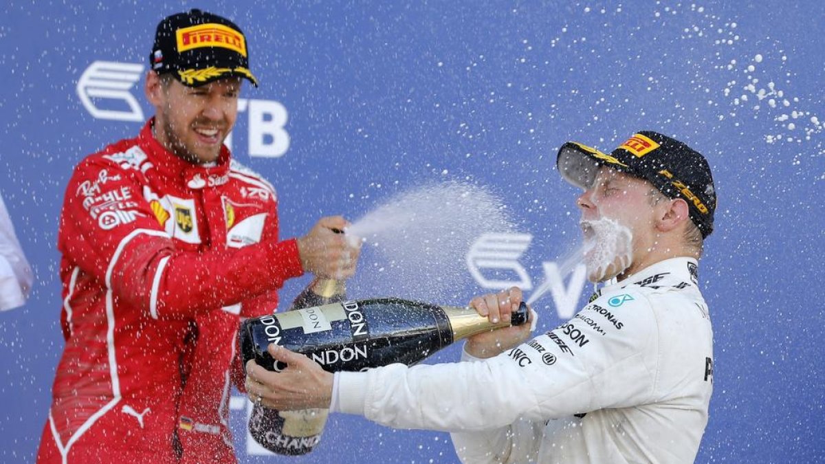 Bottas celebra el triunfo en el podio con Vettel, que fue segundo. 