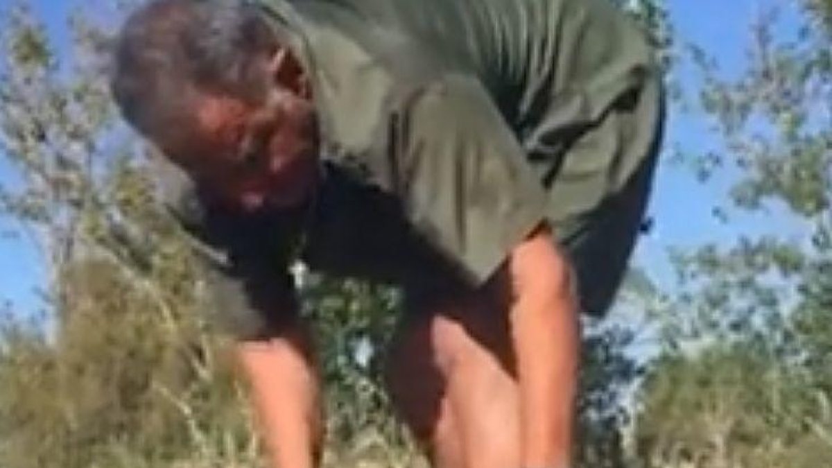 Heliodoro Bertolín, después de sacar el animal de la acequia.