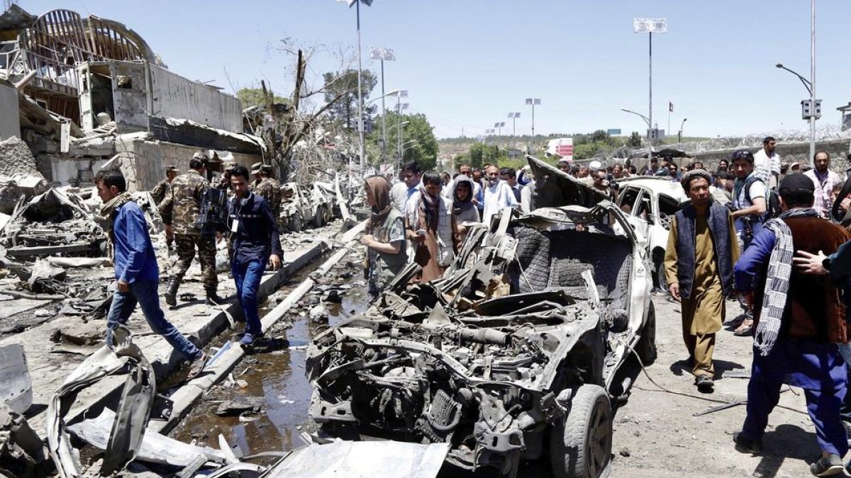 Los destrozos provocados por la explosión de un camión cargado de explosivos en la zona más fortificada de Kabul.