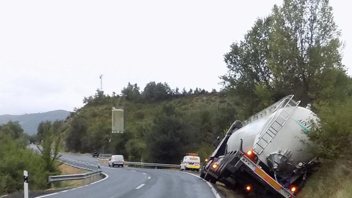 El accidente sin más consecuencias de este camión provocó un caos de 3 horas en la N-230.