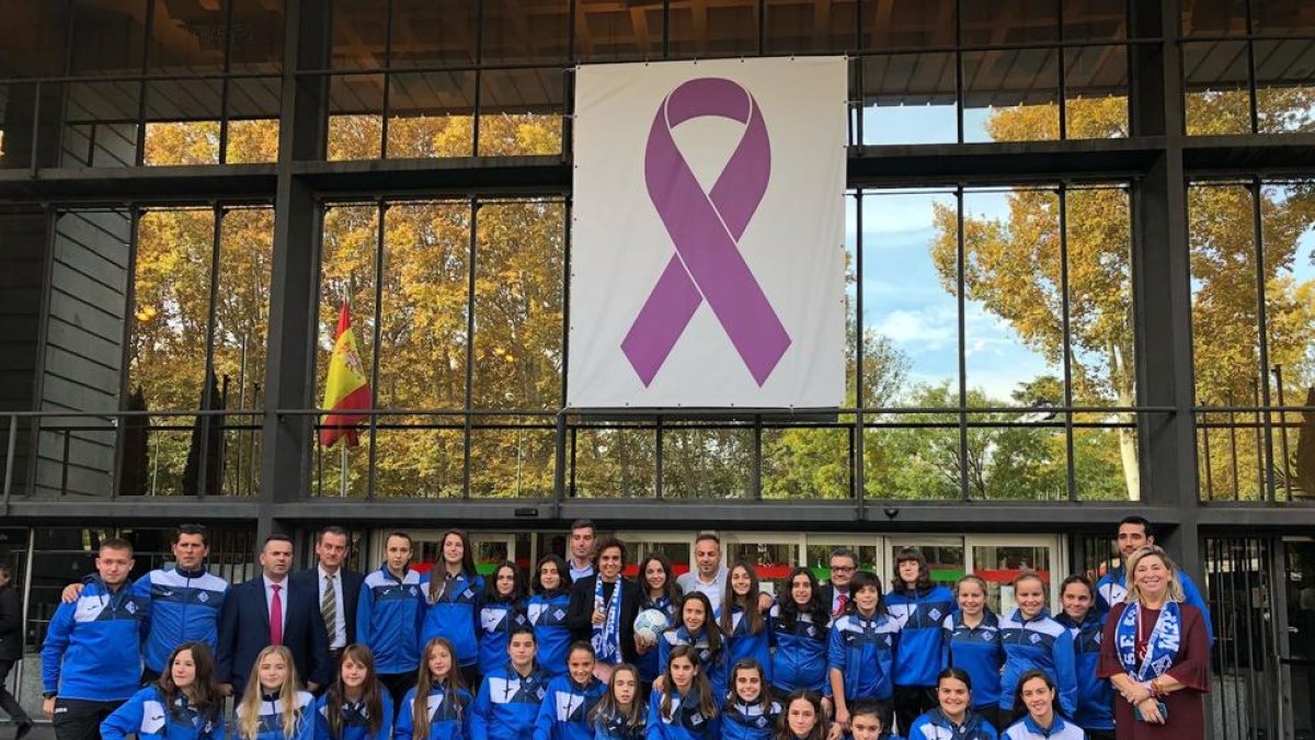 Las jugadoras del AEM, ayer con la ministra Dolors Montserrat.