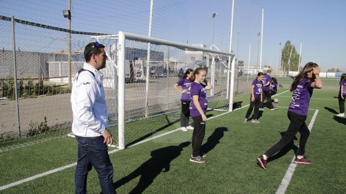 Dani Rodrigo, durant un entrenament amb l'infantil femení de l'AEM.