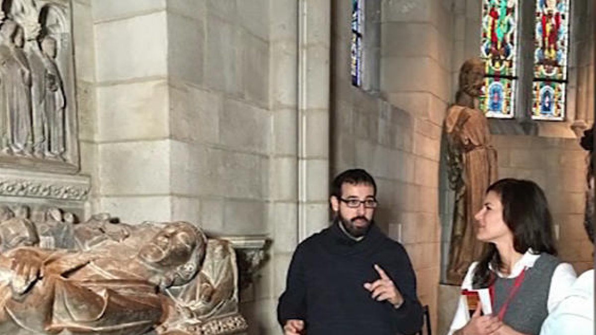 Robert Porta, junto a uno de los sepulcros en el museo The Cloisters.