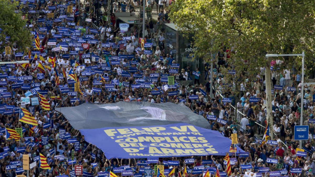 Imatge de la manifestació de dissabte a Barcelona, amb una gran pancarta contra el rei.
