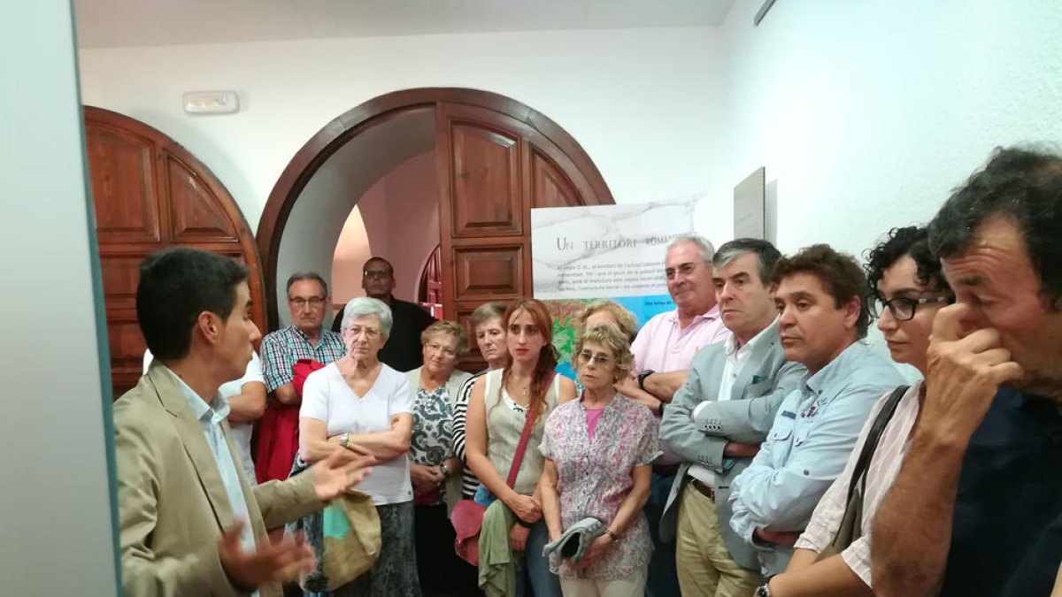 El comisario, Xavier Bermúdez, explicando la exposición.