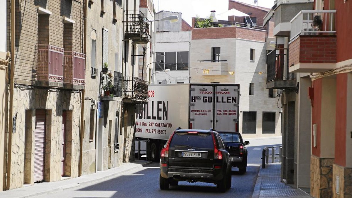 Un camión maniobrando en una calle de Seròs.