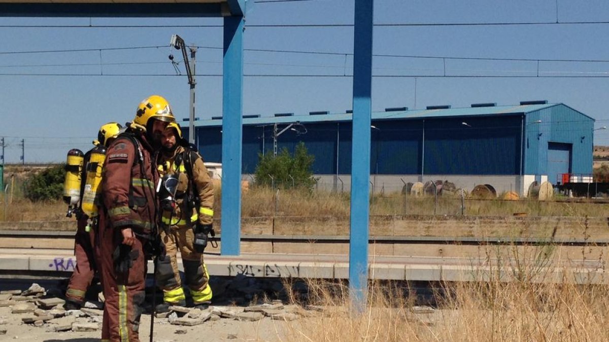 Bombers i tècnics d’Adif revisant l’andana de l’estació de Puigverd ahir al migdia, visiblement afectada per l’explosió.