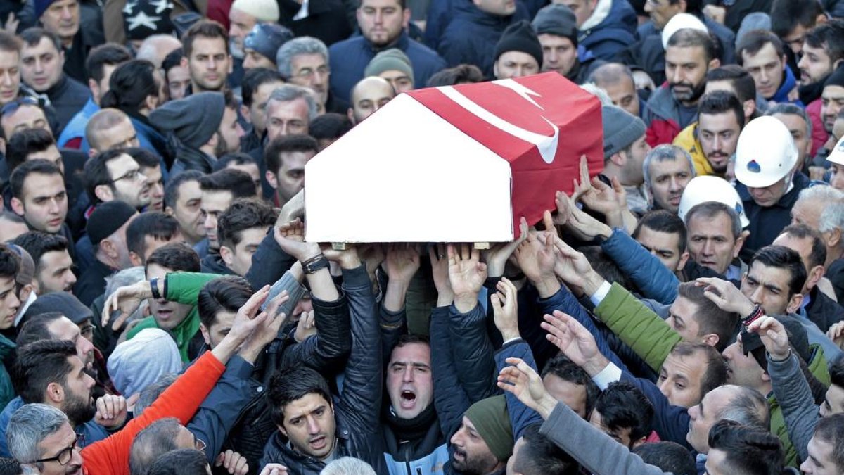 Familiares de una de las víctimas del atentado portan su féretro durante su funeral, ayer en Estambul.